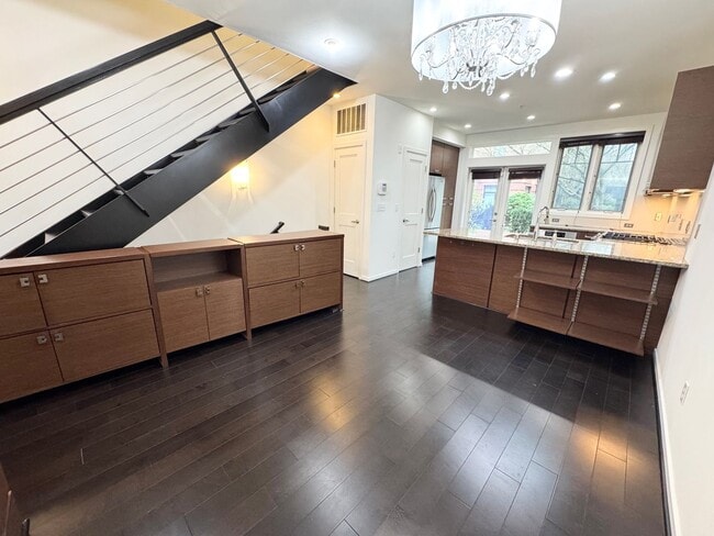 Building Photo - Rare Townhome 2 bed 2 bath in Heart of Bellevue Downtown