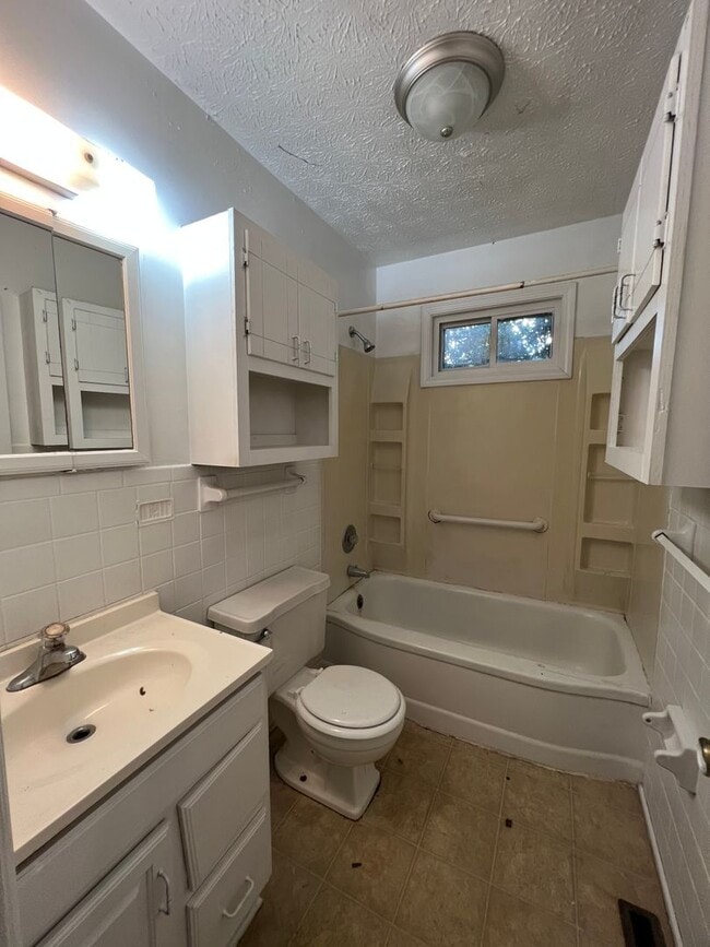 Building Photo - Beautiful 2 bedroom 1 bath 1 car garage