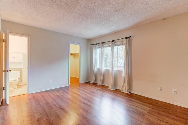 Building Photo - **SPECTACULAR - 2BEDROOM/3BATHROOM CONDO I...