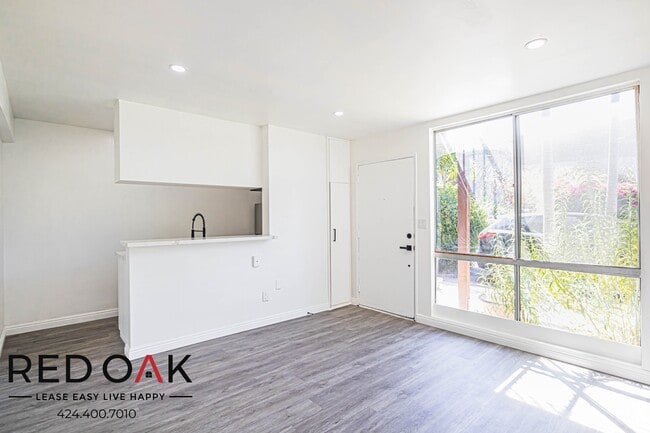 Building Photo - 10810 Sarah St