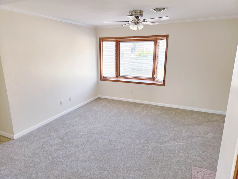 Building Photo - 12422 Kent Rd