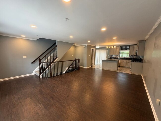 Building Photo - Beautiful Townhome in Seven Oaks!