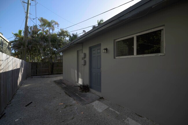 Building Photo - 1126 NE 16th Pl