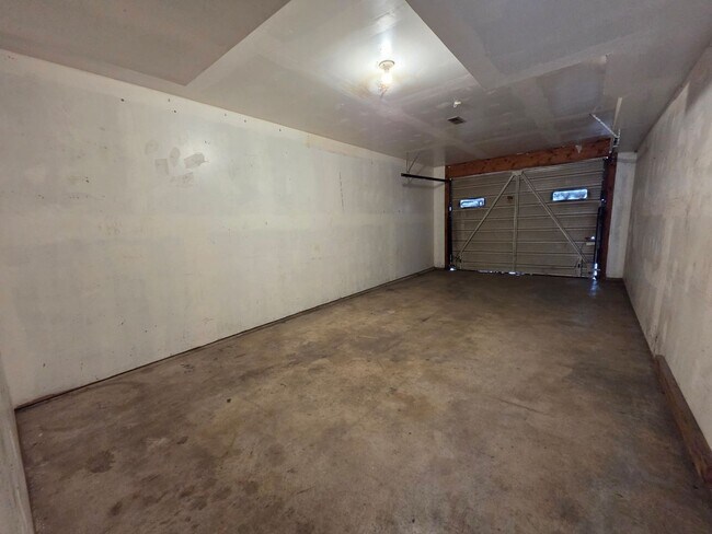 Building Photo - 2805-07 N Honeysuckle Dr