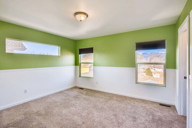 Building Photo - $2170 | 3BR / 3.5BA | Pet Friendly Townhou...