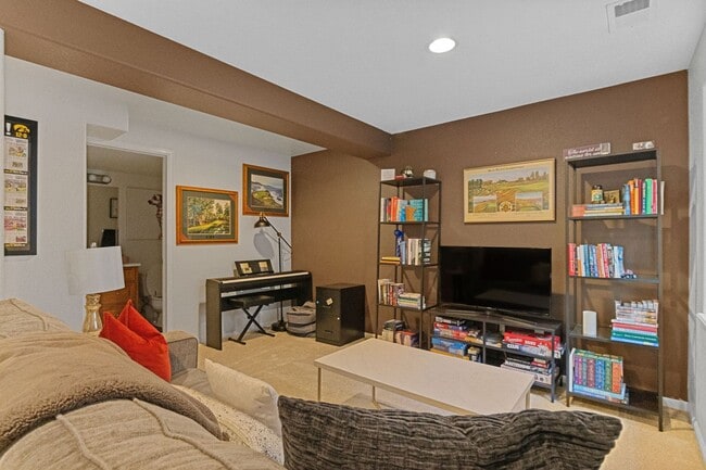 Building Photo - Updated 3bed/3bath with Finished Basement