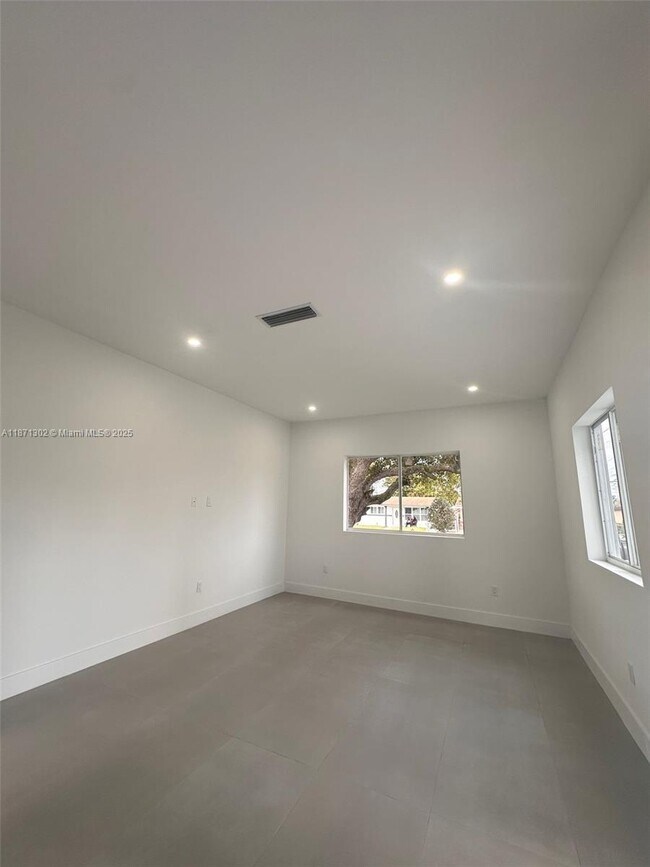 Building Photo - 538 NW 17th Ave