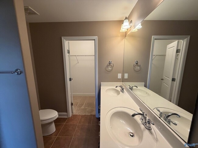 Building Photo - 8 Easy St