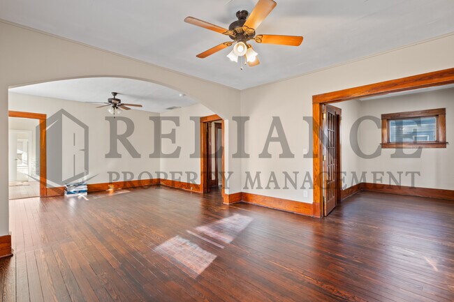 Building Photo - 221 S Glenn St