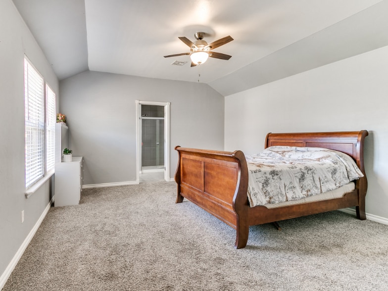 Building Photo - 1112 Bryan Dr