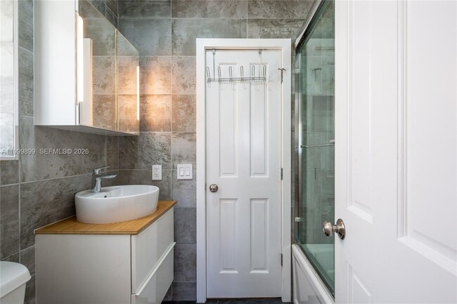 Building Photo - 14610 Tarpon Dr