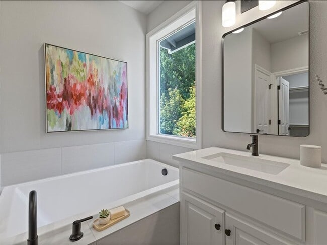 Building Photo - Newly Renovated Beaverton Home with Natura...