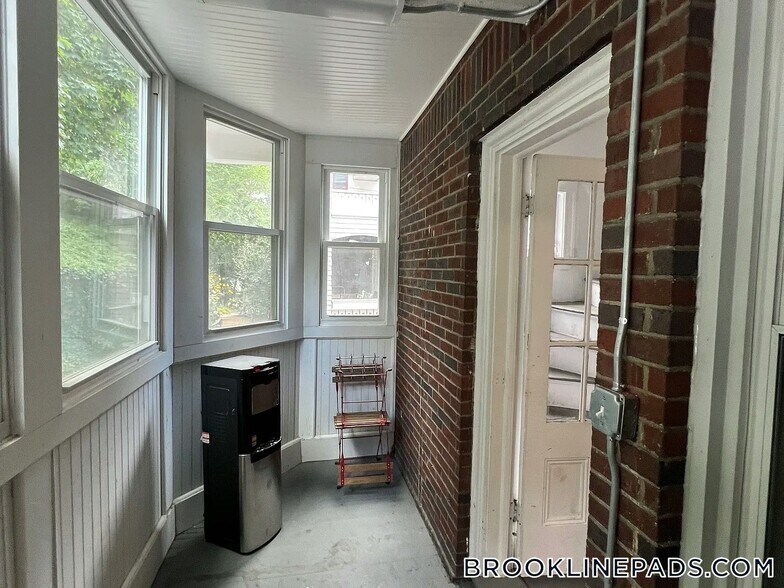 Building Photo - 152 Winchester St