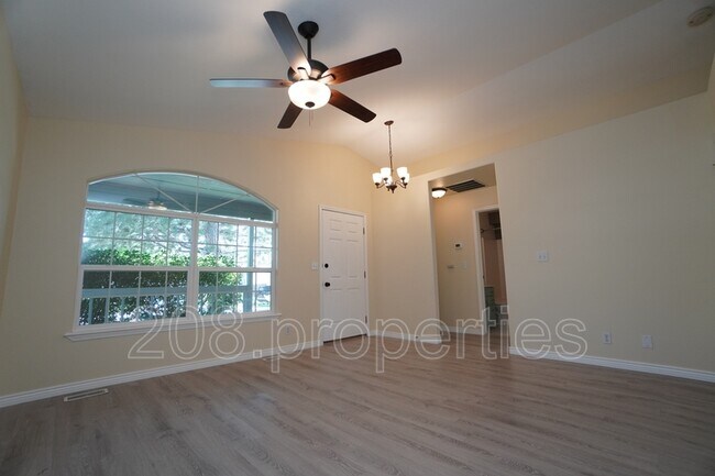 Building Photo - 5903 S Snowdrop Pl