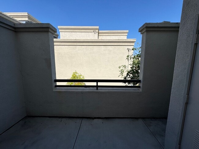 Building Photo - Stunning 1Bd/1Ba Condo in The Heart of Irv...