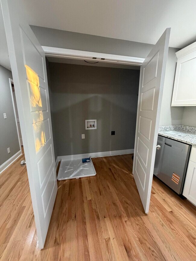 Building Photo - 402 Gunn St