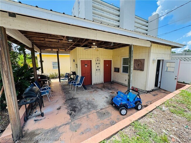 Building Photo - 2121 Lakeview Dr