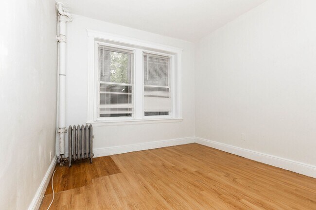 Building Photo - 2 bed/1 bath in Brighton