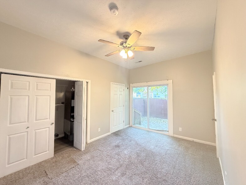 Building Photo - 417 E 18th St