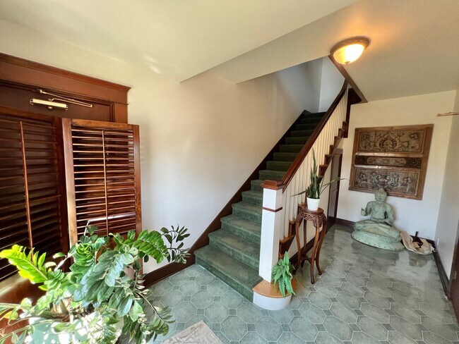 Building Photo - Historic Bluff Park 1BD Retreat | Top Floor Vintage Gem