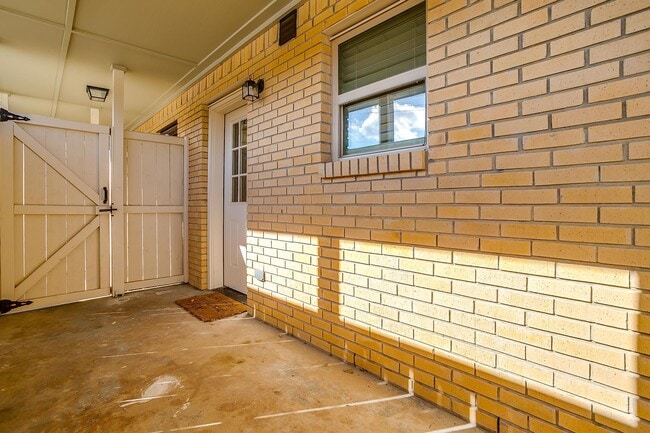 Building Photo - 5076 Matilda St