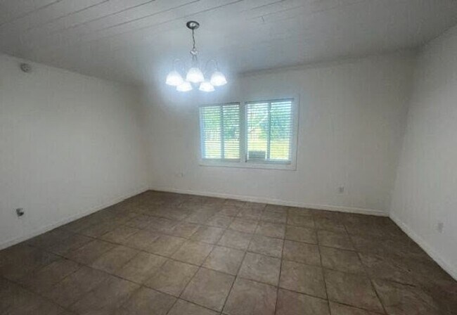 Building Photo - 2713 Silver Lake Dr