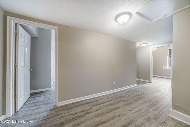 Building Photo - 1112 E Oak St