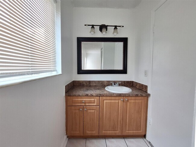 Building Photo - 2011 Bay Dr