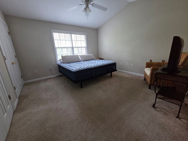 Building Photo - 2 Bed 2.5 Bath Condo