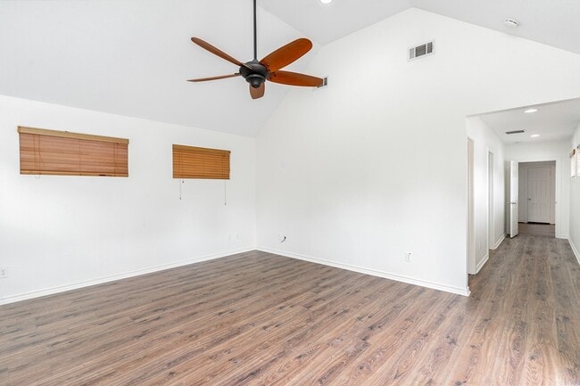 Building Photo - 4220 Lovers Ln