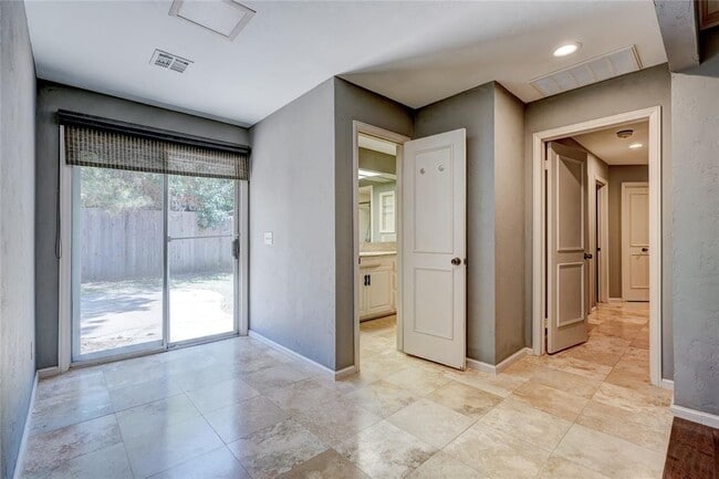 Building Photo - 6325 Glenbrook Ct