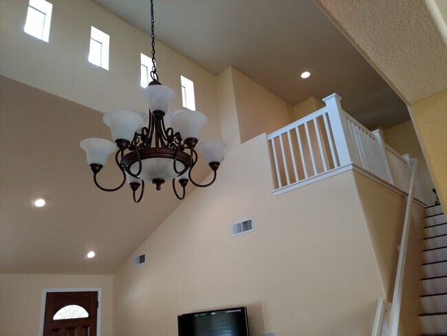 Building Photo - Beautiful Updated 4BD/3BA Two Story Home -...