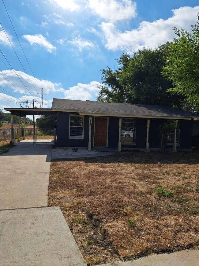 Building Photo - Large spacious Home