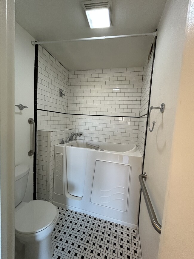 Walk-in jetted tub with shower - 3 Vista Barranca