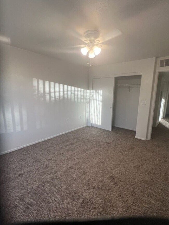 Building Photo - 5710 E Tropicana Ave