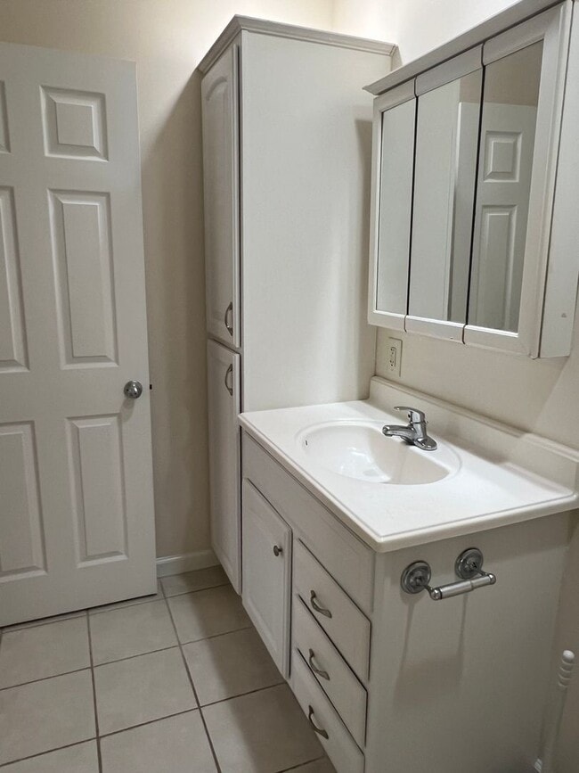 Building Photo - First Floor Forest Gardens - Walk to Beach!