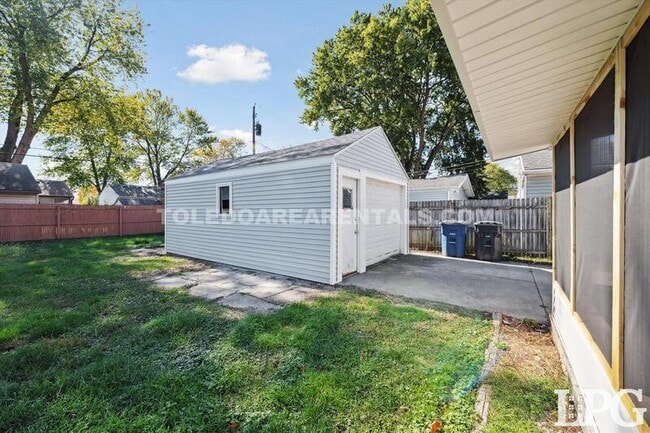 Building Photo - 433 Mayfair Blvd