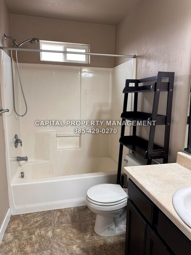 Building Photo - Townhome in Daybreak
