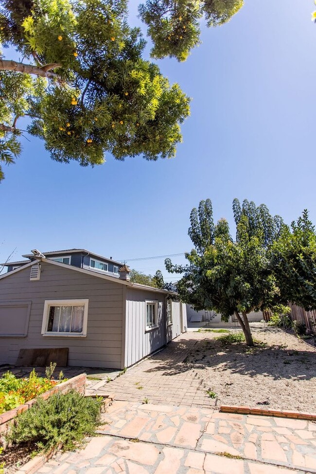 Building Photo - Charming 2 Bedroom House with Expansive Wo...