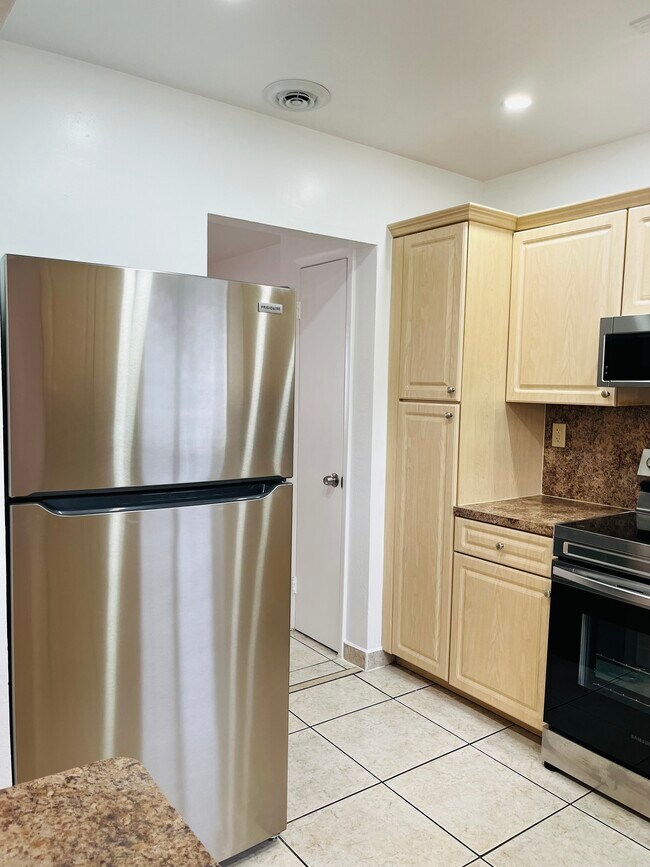 Kitchen - 415 E 10th St
