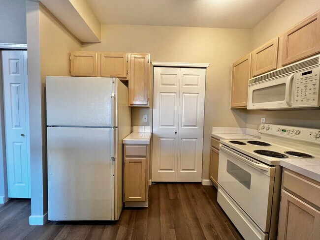Building Photo - 2 bed 2 bath condo off Harmony in Fort Collins!