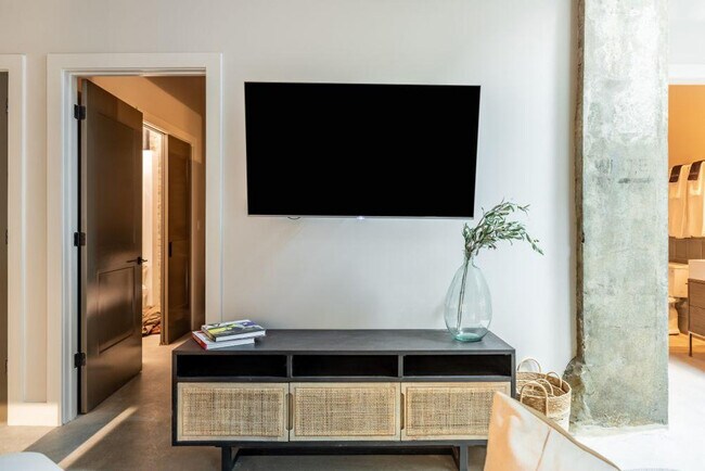 Building Photo - 315 Girod St