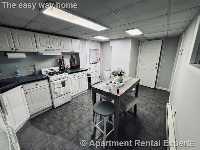 Building Photo - 10 Wallace St