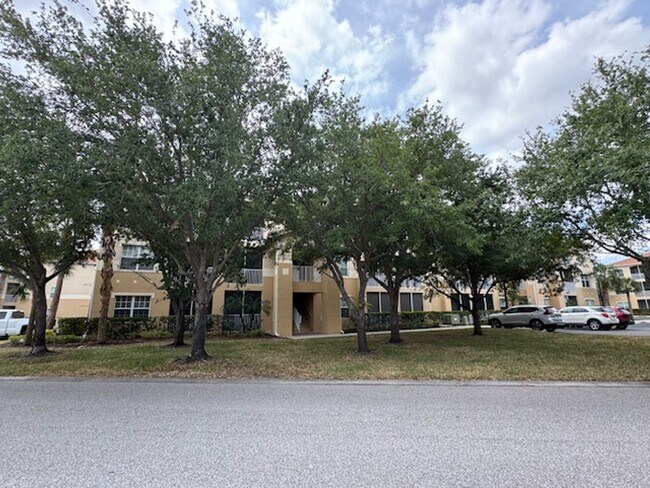 Building Photo - 2 bedroom 2 bathroom Condo In Enclave at C...