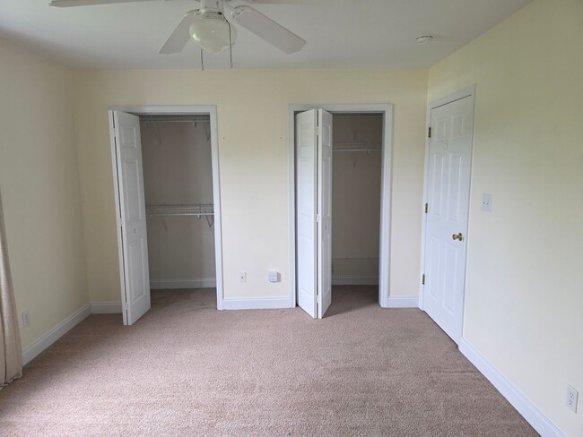 Building Photo - 3 bedroom 3 bath townhouse with one car ga...