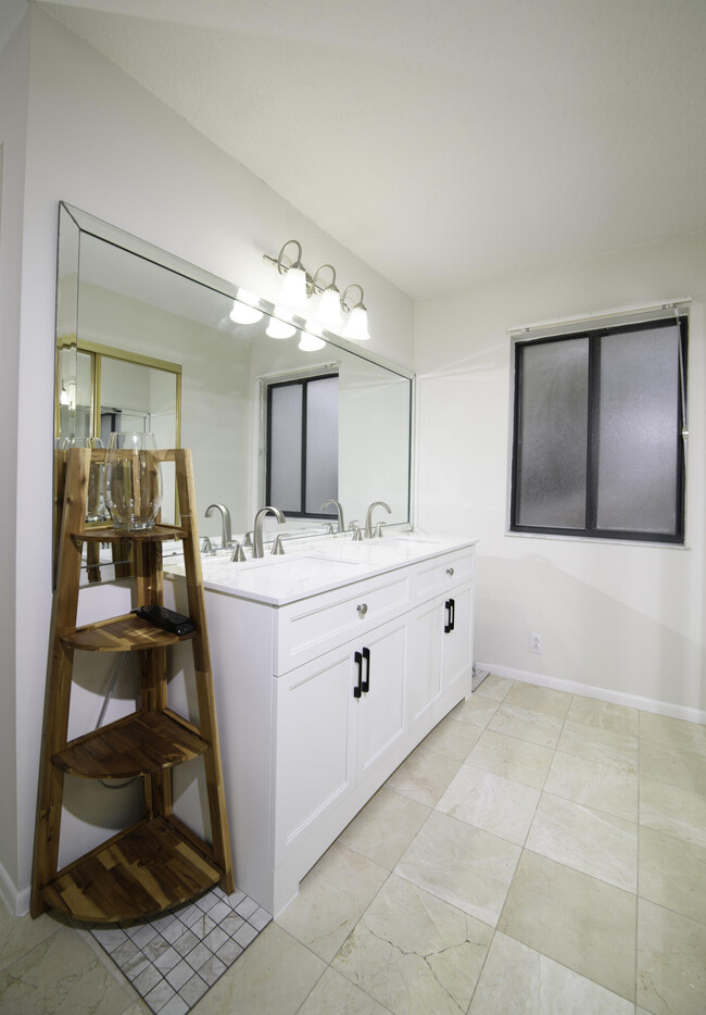 Building Photo - 6595 Parkview Dr