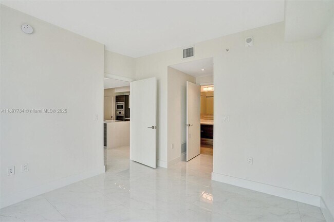Building Photo - 301 Altara Ave