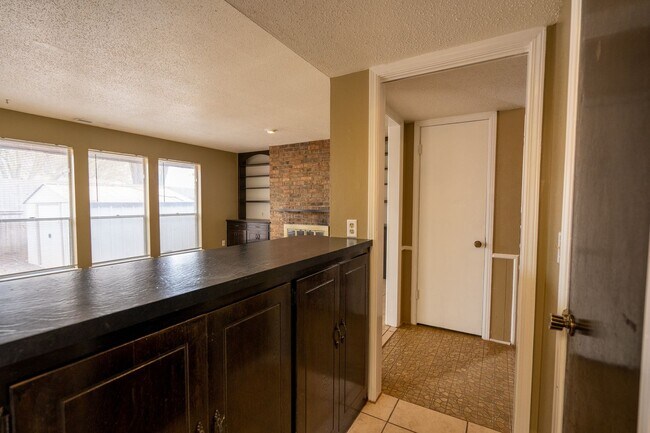 Building Photo - Spacious Backyard, 2 Car Garage, Close to NW Expressway!