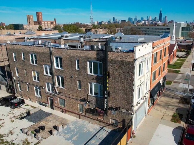 Building Photo - Top floor 2 bed 1 bath apartment