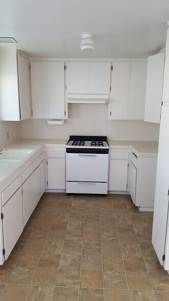 Building Photo - 522 W Fallbrook St